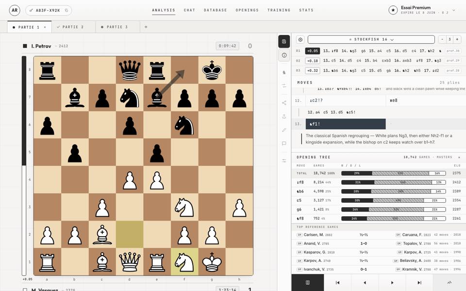 Écran d'analyse de NotiChess : un échiquier avec une flèche sur le coup proposé, les lignes du moteur Stockfish, les coups commentés de la partie et l'arbre des ouvertures avec les statistiques de 18 742 parties de maîtres.